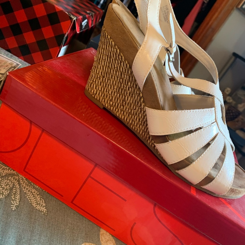 Woman’s wedge size 8.5